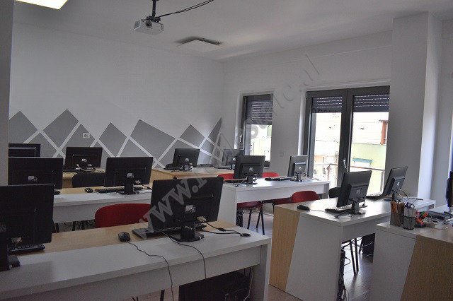 Ambient zyre me qira tek Zogu i Zi ne Tirane